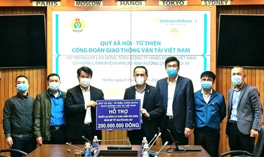 Chủ tịch Công đoàn GTVT Việt Nam Đỗ Nga Việt (thứ 3 từ trái sang) trao hỗ trợ 200 triệu đồng cho người lao động khó khăn của Tổng công ty Hàng không Việt Nam. Ảnh: CĐGT