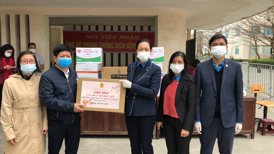 Công đoàn Y tế Việt Nam tặng quà Tết tới cán bộ y tế trực Tết tại Trường Đại học Kỹ thuật Y dược Hải Dương ngày 2.2 vừa qua. Ảnh: Bảo Hân