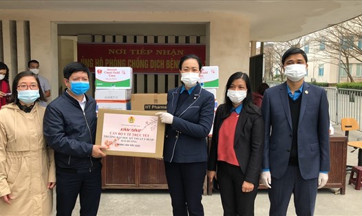 Công đoàn Y tế Việt Nam tặng quà Tết tới cán bộ y tế trực Tết tại Trường Đại học Kỹ thuật Y dược Hải Dương ngày 2.2 vừa qua. Ảnh: Bảo Hân