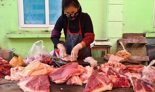 Trưa 7.2, chị Trần Thị Bạch giảm giá từ 20.000-30.000 đồng/kg thịt lợn để "cắt lỗ". Ảnh: Vũ Long