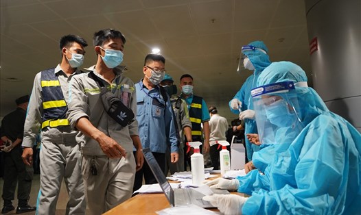 Lấy mẫu xét nghiệm COVID-19 cho nhân viên sân bay Tân Sơn Nhất vào ngày 6.2. Ảnh: Tú Nhàn