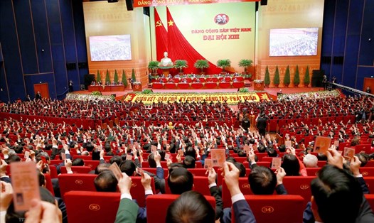 Các đại biểu biểu quyết, thông qua Nghị quyết Đại hội XIII của Đảng. (Nguồn: TTXVN)