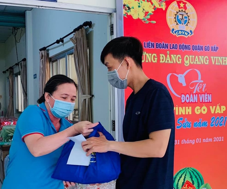 Đại diện LĐLĐ Quận Gò Vấp tặng quà cho đoàn viên công đoàn, người lao động. Ảnh LĐLĐ Gò Vấp
