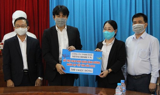 Công ty TNHH Ô tô Mitsubishi Việt Nam hỗ trợ CNLĐ khó khăn 300 triệu đồng. Ảnh: Đình Trọng