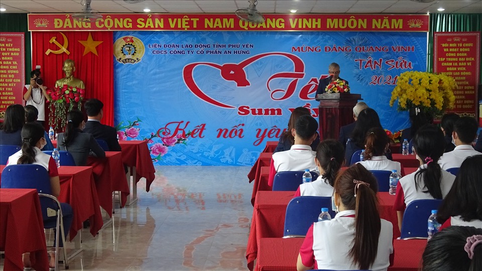 Ông Huỳnh Tấn Việt- Ủy viên Ban chấp hành Trung ương Đảng, Bí thư Đảng ủy Khối các cơ quan Trung ương tặng quà Tết Sum vầy cho đoàn viên, người lao động khó khăn tại Công ty cổ phần An Hưng ( Phú Yên). Ảnh: Đỗ Tuấn