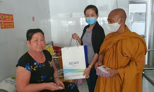 Phát quà, tiền trực tiếp tại giường bệnh cho bệnh nhân tại Bệnh viện huyện Hòa Bình, tỉnh Bạc Liêu. Ảnh: Nhật Hồ