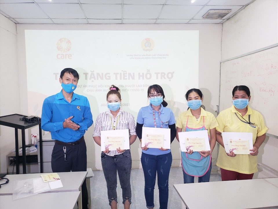 Ông Vũ Ngọc Hà, Giám đốc Trung tâm tư vấn pháp luật Công đoàn - LĐLĐ tỉnh Đồng Nai - trao hỗ trợ cho NLĐ ngành may mặc bị ảnh hưởng COVID-19. Ảnh: Hà Anh Chiến