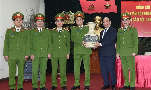 Thủ tướng Nguyễn Xuân Phúc tặng quà cho Cục Cảnh sát hình sự. Ảnh: VGP.