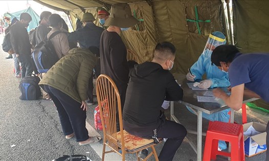 Người dân làm thủ tục khai báo y tế trước khi ra khỏi Quảng Ninh tại khu vực Trạm thu phí Cầu Bạch Đằng. Ảnh: Nguyễn Hùng