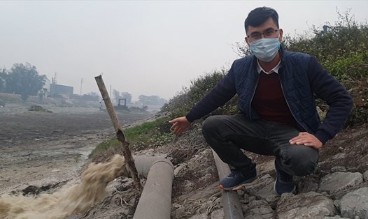 PV Lao Động ghi nhận ống xả thải từ cụm công nghiệp Phú Lâm (Tiên Du, Bắc Ninh) đổ ra sông Ngũ Huyện Khê trước khi chảy ra sông Cầu.