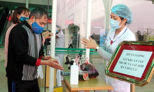 Người dân Yên Bái thực hiện các biện pháp phòng, chống dịch COVID-19 tại Bệnh viện Đa khoa tỉnh. (Ảnh: Minh Huyền)