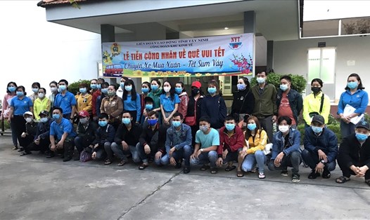 Công đoàn Khu kinh tế tỉnh đưa tiễn đoàn viên, công nhân lao động về quê đón Tết - ảnh LĐLĐ Tây Ninh cung cấp