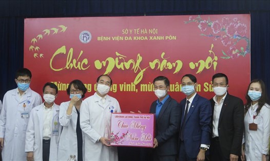 Lãnh đạo LĐLĐ Thành phố Hà Nội trao tặng quà cho tập thể Bệnh viện Đa khoa Xanh Pôn. Ảnh: CĐHN