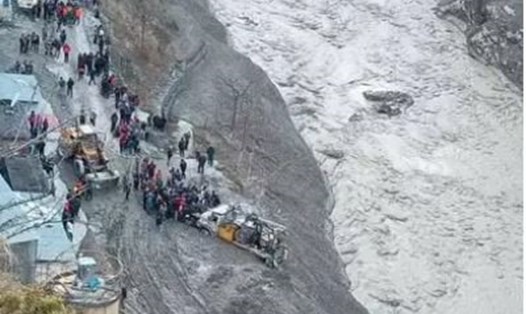 Lực lượng cứu hộ triển khai ứng cứu gần dự án thủy điện Dhauliganga sau thảm họa vỡ sông băng. Ảnh: The State Emergency Operation Centre