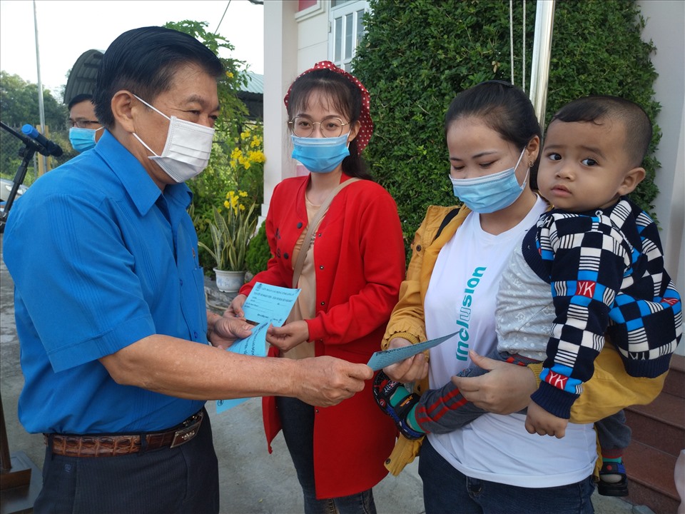 Chủ tịch LĐLĐ tỉnh Long An - ông Nguyễn Văn Quí - trao vé xe cho công nhân về quê đón Tết. Ảnh: K.Q