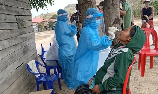 Lực lương Y tế Gia Lai lấy mẫu xét nghiệm cho người dân ở huyện Ia Pa. Ảnh TTuấn