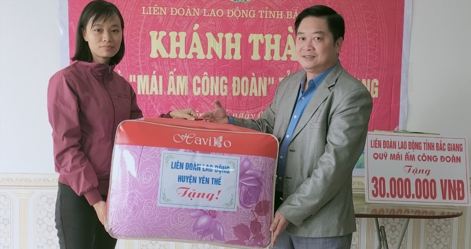 Chủ tịch LĐLĐ huyện Yên Thế Lưu Văn Thắng trao quà và chúc mừng gia đình chị Mai. Ảnh: LĐLĐ huyện Yên Thế