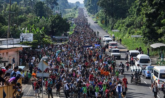 Đoàn người di cư đổ về biên giới Mỹ. Ảnh: AFP