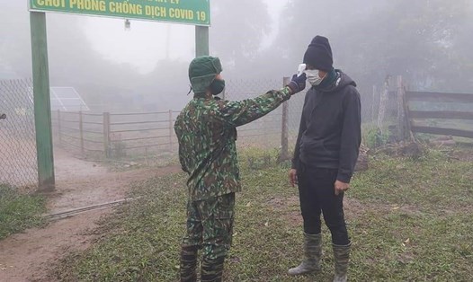 Bộ đội biên phòng tại đồn Mỹ Lý (huyện Kỳ Sơn-Nghệ An) kiểm tra thân nhiệt của người nhập cảnh phòng dịch COVID-19. Ảnh: Trần Tuyên