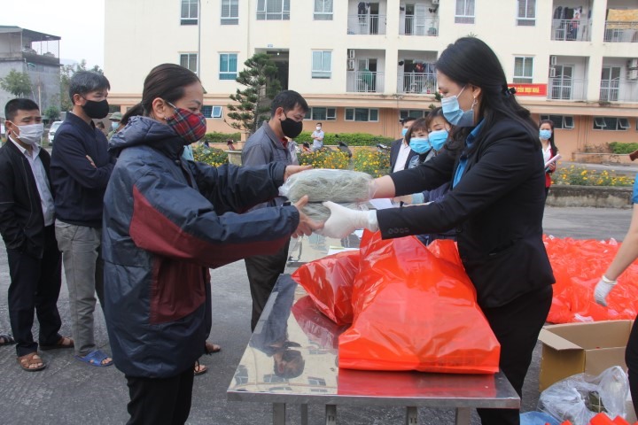 Người lao động đón nhận những phần quà ý nghĩa từ Công ty Cổ phần Than Mông Dương. Ảnh: Văn Tiến