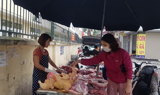 Ngày 8.2, giá thịt lợn lại tiếp tục giảm mạnh nhưng thị trường rất ảm đạm. Ảnh: Vũ Long