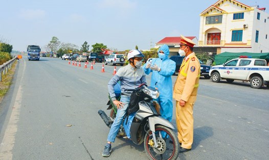 Lực lượng liên ngành tham gia thực hiện nhiệm vụ tại chốt kiểm soát dịch COVID-19 trên Quốc lộ 18 (Đức Long, Quế Võ, Bắc Ninh), giáp ranh với tỉnh Hải Dương. Ảnh: Báo Bắc Ninh