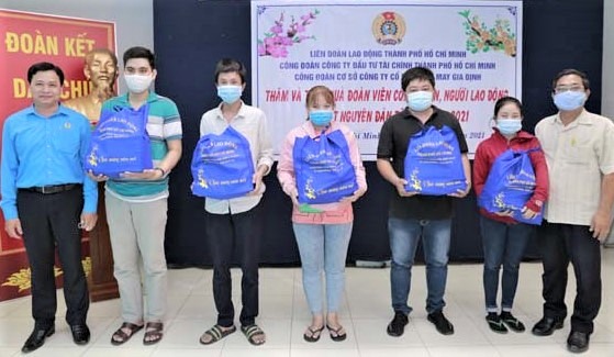 Các đoàn viên Công đoàn, người lao động của Công ty Cổ phần Dệt May Gia Định nhận quà của LĐLĐ TPHCM. Ảnh: LĐLĐ TPHCM