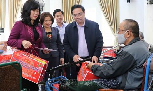 Đồng chí Phạm Minh Chính cùng các đồng chí lãnh đạo tỉnh Bắc Ninh tặng quà các thương, bệnh binh tại Trung tâm Điều dưỡng thương binh Thuận Thành.
Ảnh TTXVN.