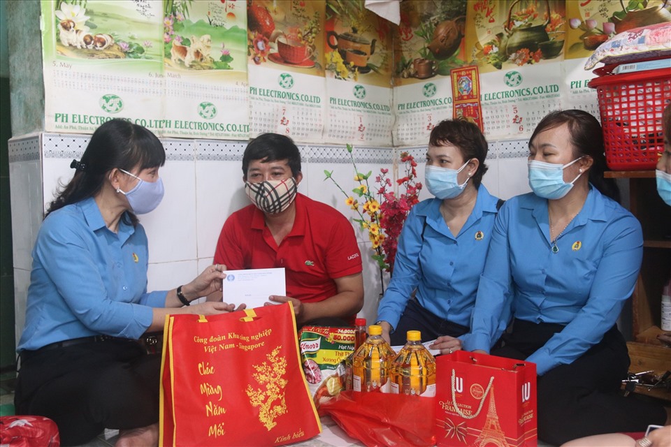 CĐ KCN VSIP thăm và tặng quà cho CNLĐ ở phòng trọ. Ảnh: Dương Bình