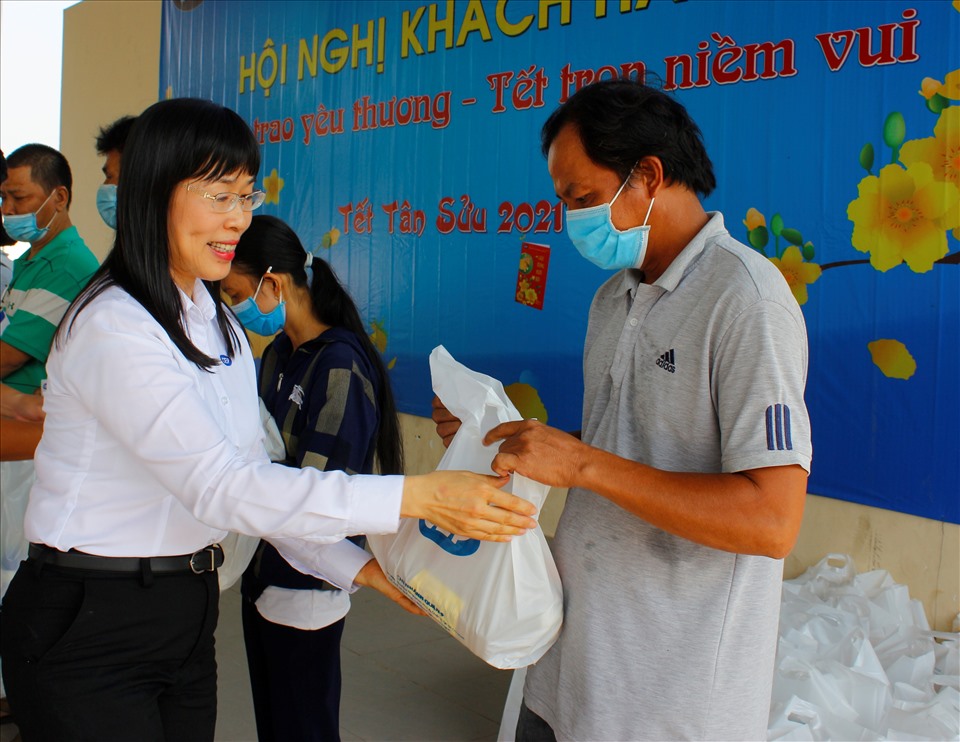 Bà nguyễn Thị Hoàng Vân - Tổng Giám đốc Tổ chức Tài chính Vi mô CEP - trao quà cho các công nhân lao động. Ảnh: Đức Long