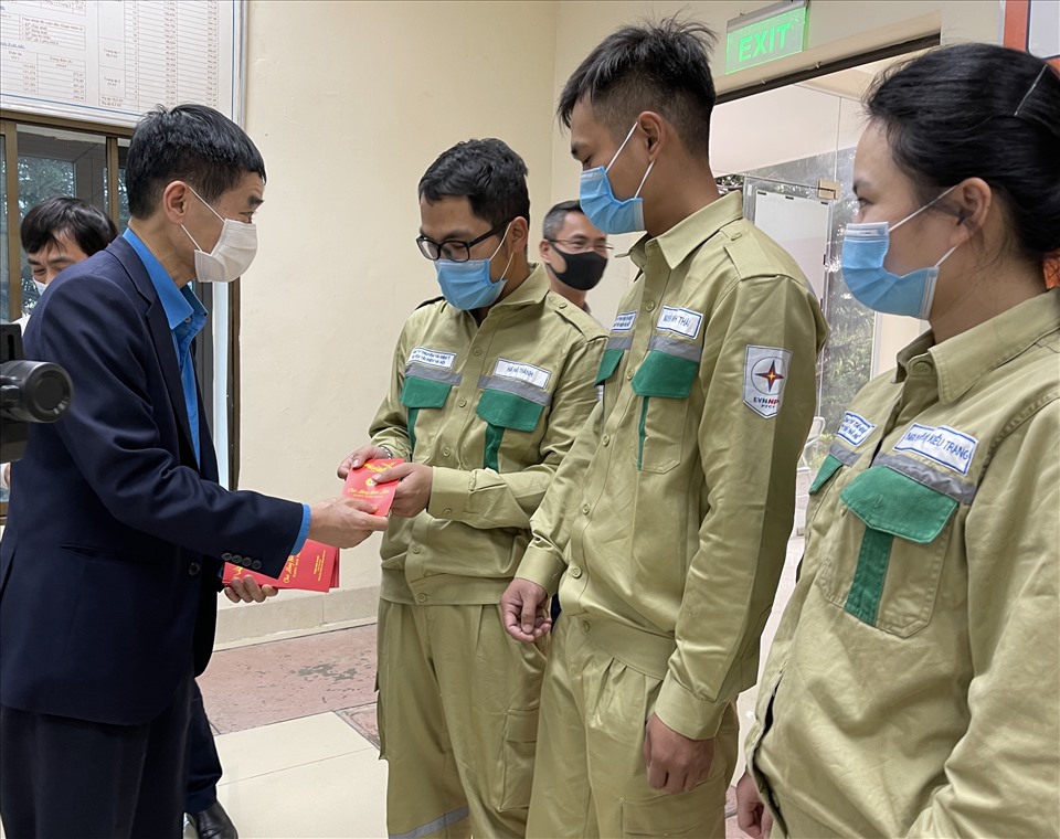 Phó Chủ tịch Tổng LĐLĐVN Trần Văn Thuật mừng tuổi sớm đoàn viên ngành điện. Ảnh: Hà Anh