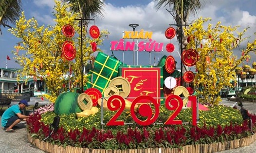 Thành phố Phú Quốc (Kiên Giang) xây dựng cụm hoa Bạch Đằng mừng xuân Tân Sửu cho người dân du xuân. Ảnh: Ngân Nguyễn