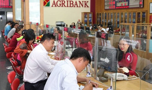 Tập thể cán bộ, đảng viên, người lao động Agribank lan tỏa tinh thần thi đua quyết tâm dựng xây Agribank phát triển bền vững cùng quá trình đổi mới đất nước và sự nghiệp phát triển "Tam nông"