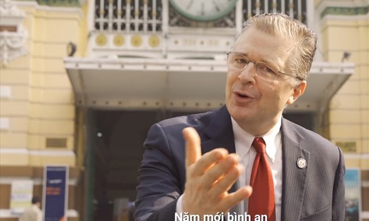 Đại sứ Mỹ Daniel Kritenbrink chúc Tết bằng Rap Việt. Ảnh cắt từ clip