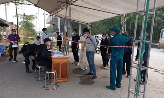 Người dân khai báo y tế tại chốt kiểm dịch số 1 nút giao Nội Bài - Lào Cai.