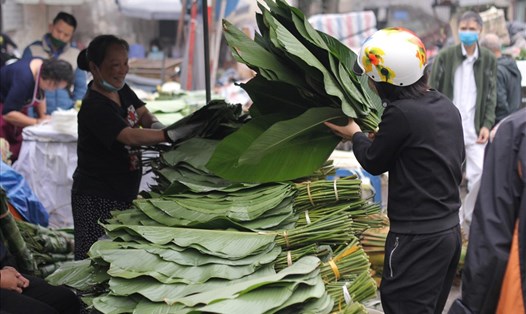 Người dân ghé qua chợ lá dong lâu đời nhất Hà Nội. Ảnh Văn Đức