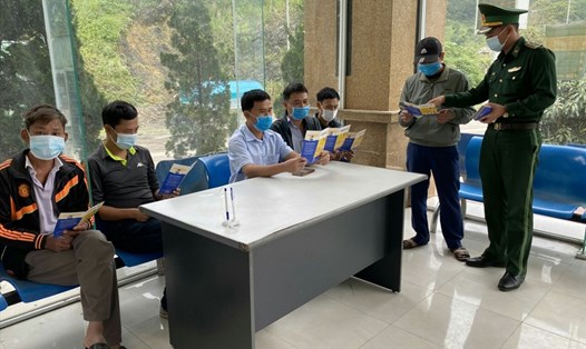 Cán bộ Đồn biên phòng Mỹ Lý (huyện Kỳ Sơn-Nghệ An) tuyên truyền cho người dân phòng chống dịch COVID-19. Ảnh: BIÊN CƯƠNG