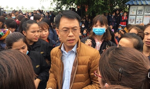 Phó Chủ tịch LĐLĐ tỉnh Nghệ An Nguyễn Chí Công trực tiếp tuyên truyền pháp luật cho công nhân lao động. Ảnh: TT