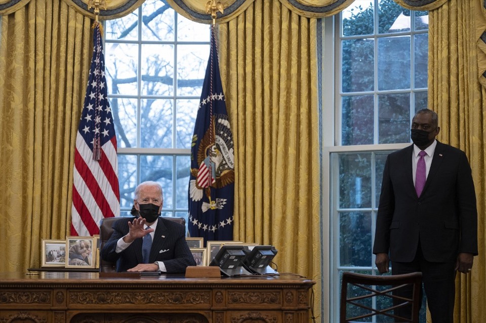 Tổng thống Joe Biden và Bộ trưởng Quốc phòng Lloyd Austin tại Phòng Bầu dục của Nhà Trắng ở Washington, D.C, ngày 25.1.2021. Ảnh: AFP.