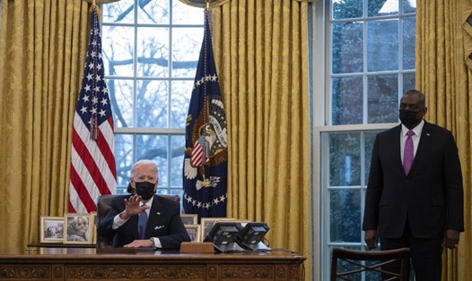 Tổng thống Joe Biden và Bộ trưởng Quốc phòng Lloyd Austin tại Phòng Bầu dục của Nhà Trắng ở Washington, D.C, ngày 25.1.2021. Ảnh: AFP.