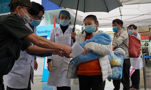Hơn 1.000 cán bộ, bác sĩ, bệnh nhân Bệnh viện Phụ sản Hải Phòng trở về nhà sau 8 ngày thực hiện cách ly y tế. Ảnh Mai Dung