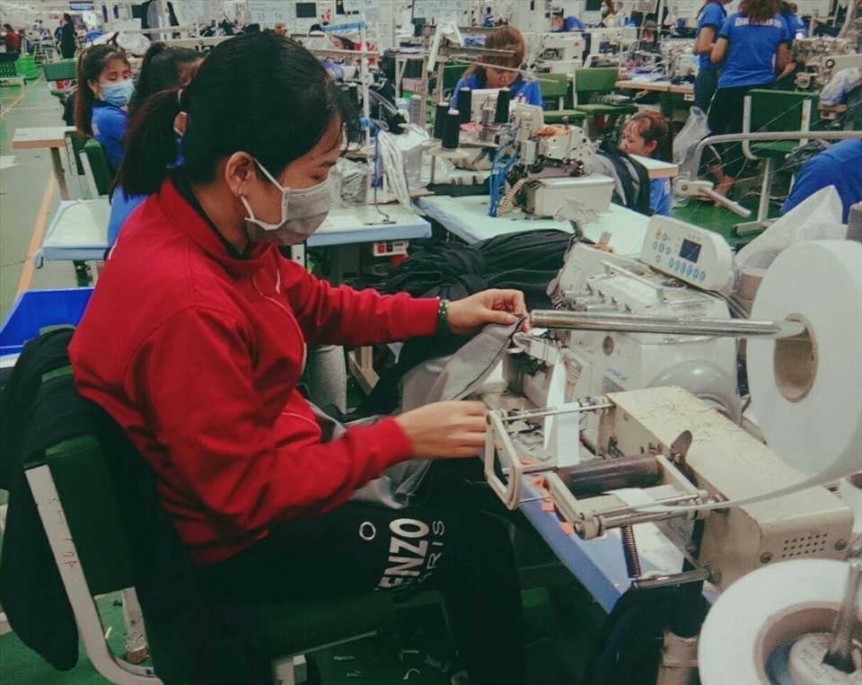 Công nhân tranh thủ làm việc dịp Tết khi ở lại phòng chống bệnh. Ảnh: Dương Bình