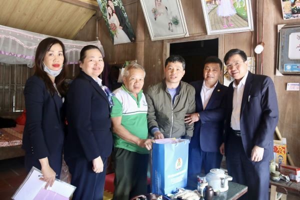 Đoàn công tác thăm hỏi, động viên và trao quà hỗ trợ của công đoàn các cấp cho công nhân Lê Kế Tùng - Đội Cao thế Thái Nguyên không may bị tai nạn giao thông đến giờ vẫn chưa phục hồi để đi làm trở lại. Ảnh: Huyền Thanh