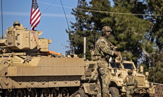 Một binh sĩ Mỹ đi tuần tra ở vùng nông thôn gần al-Malikiyah, tỉnh Hasakah, đông bắc Syria. Ảnh: AFP.