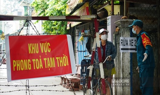 Phong toả con hẻm đường Nguyễn Phúc Chu (quận Tân Bình, TPHCM) sáng 8.2 liên quan đến ca nhiễm 2002. Ảnh: Thanh Chân