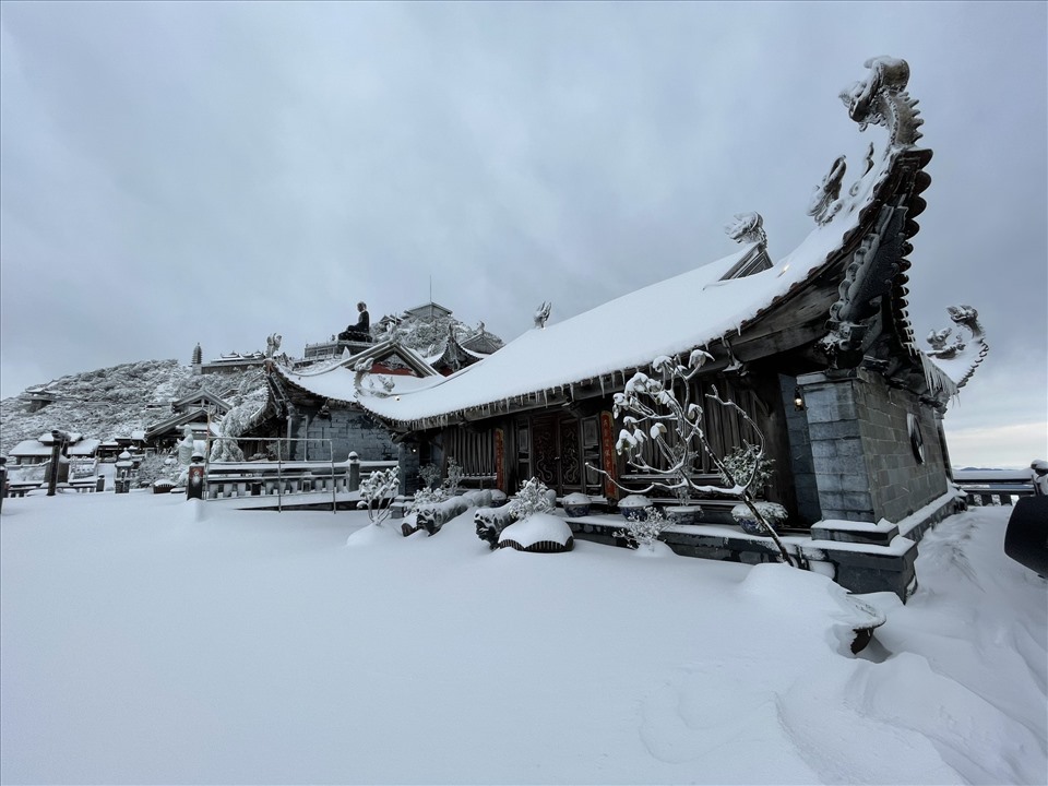 Fansipan Sapa mấy ngày này phủ tuyết trắng xoá khắp mọi nơi. Ảnh: Sun.