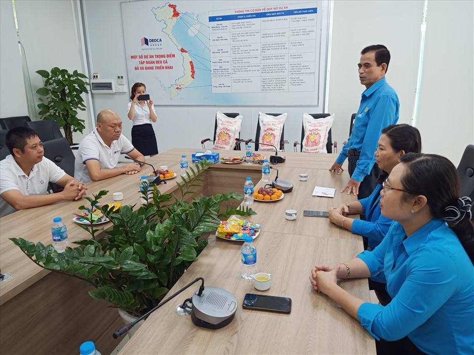 Chủ tịch LĐLĐ tỉnh Tiền Giang thăm các đơn vị làm việc không nghỉ Tết. Ảnh: K.Q