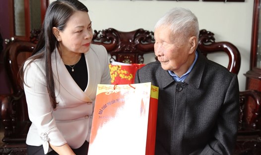 Bà Nguyễn Thị Thu Hà, Bí thư Tỉnh ủy Ninh Bình trao quà hỗ trợ hộ nghèo, người cao tuổi đón Tết. Ảnh: NT