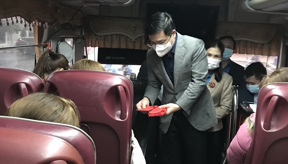 Ông Vũ Việt Văn, Phó Chủ tịch Thường trực Uỷ ban nhân dân tỉnh Vĩnh Phúc  tặng lì xì Tết cho công nhân lao động về quê đón Tết. Ảnh: Hải Ninh