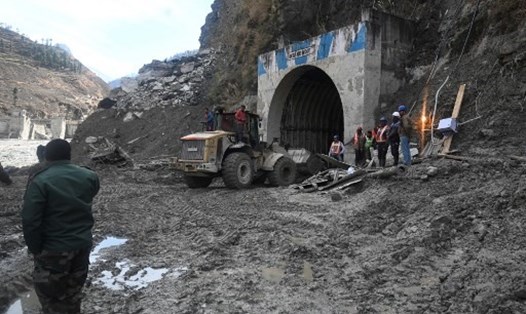 Lực lượng cứu hộ đang nỗ lực tìm kiếm những người còn sống sót trong đường hầm ngập nước của dự án thủy điện, sau thảm họa vỡ sông băng ở miền bắc Ấn Độ hôm 7.2. Ảnh: AFP